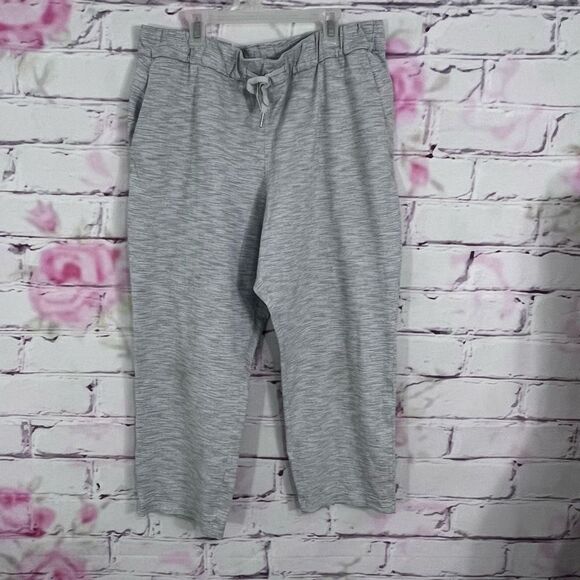 Lululemon on the fly gray marled everyday cropped pants - Picture 5 of 12
